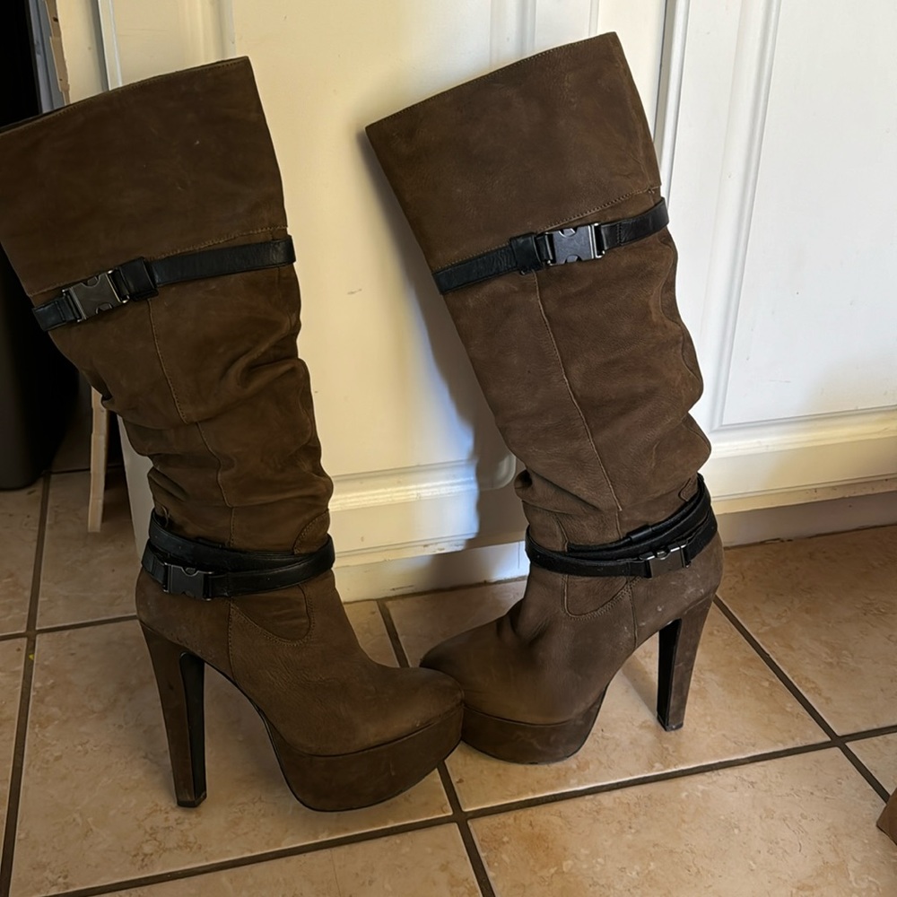 Jessica Simpson platform boot size 8.5
